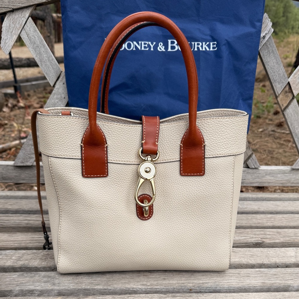 EUC Dooney & Bourke Cara Tote - Picture 6 of 13